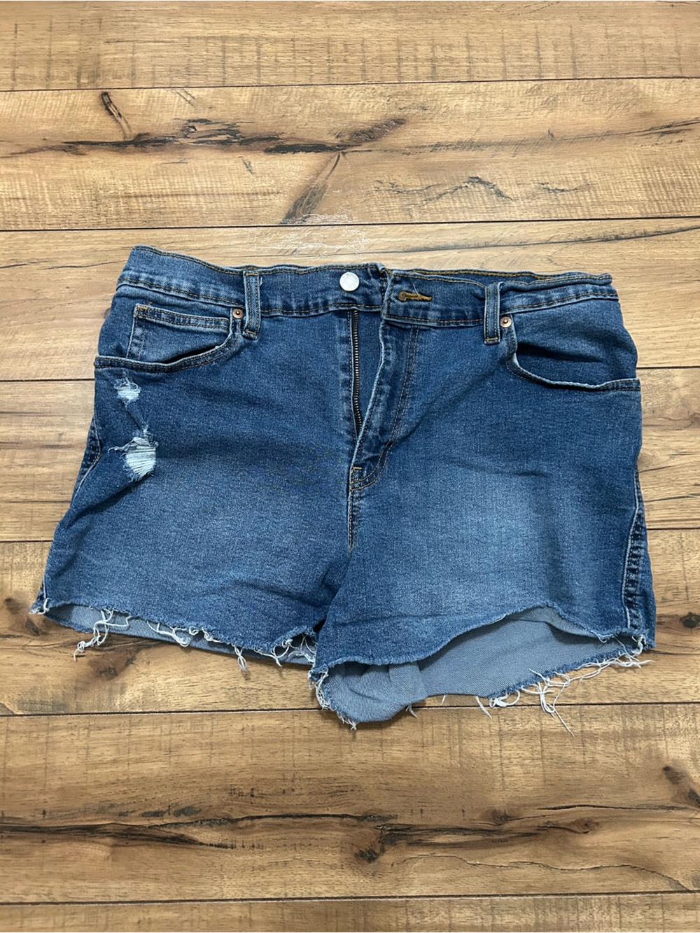 Levi’s Signature Heritage Cutoff Shorts